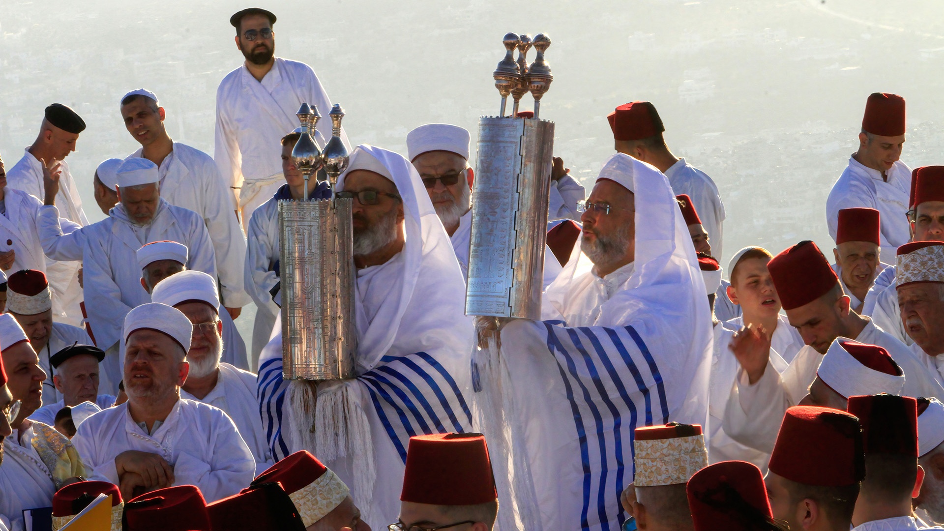 Mitglieder der alten samaritanischen Gemeinschaft tragen das alte Buch der Tora während des Schawuot-Festes auf dem Berg Gerizim
