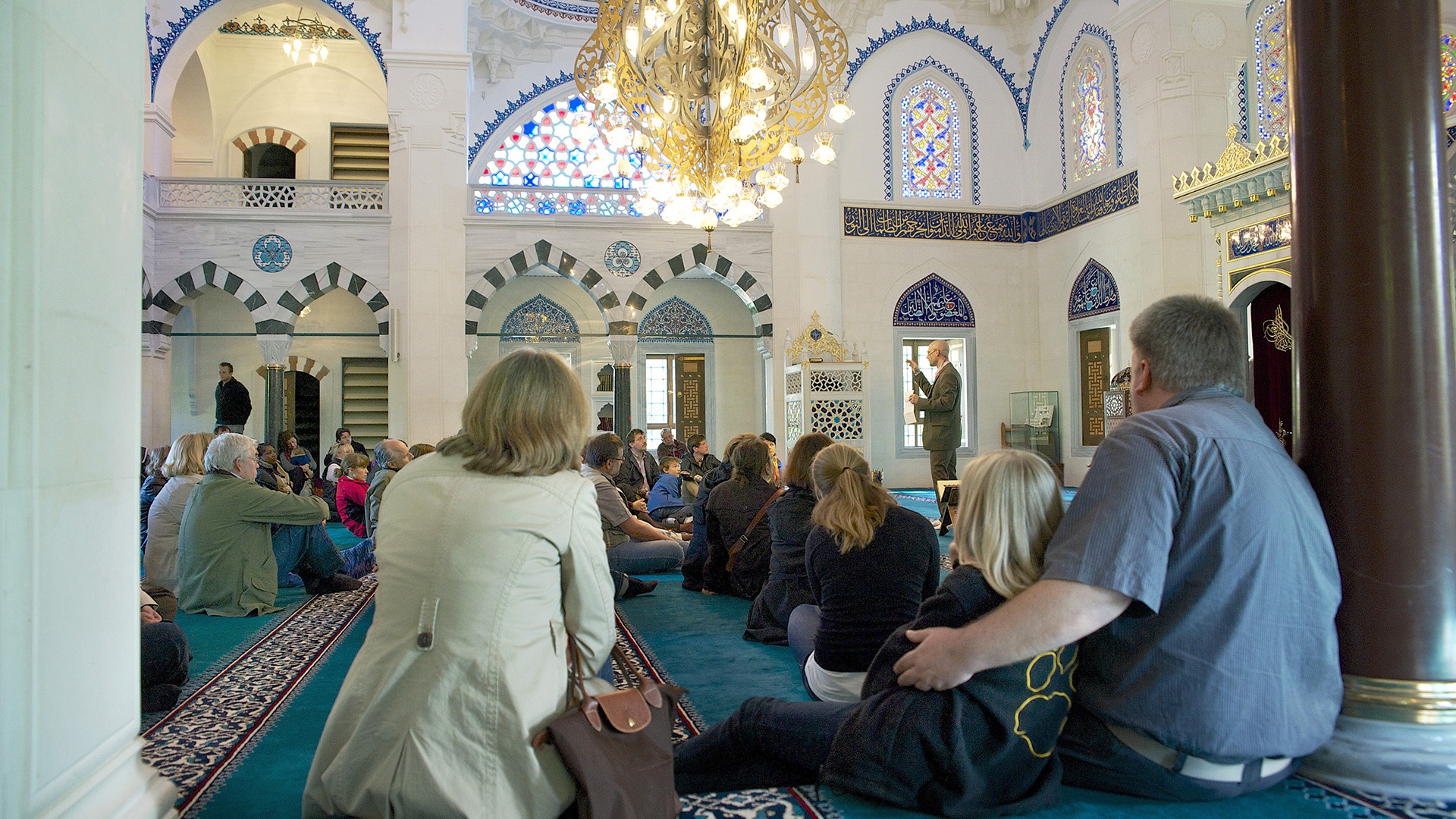 Besucher hören Vortrag in der Sehitlik Moschee in Berlin zu