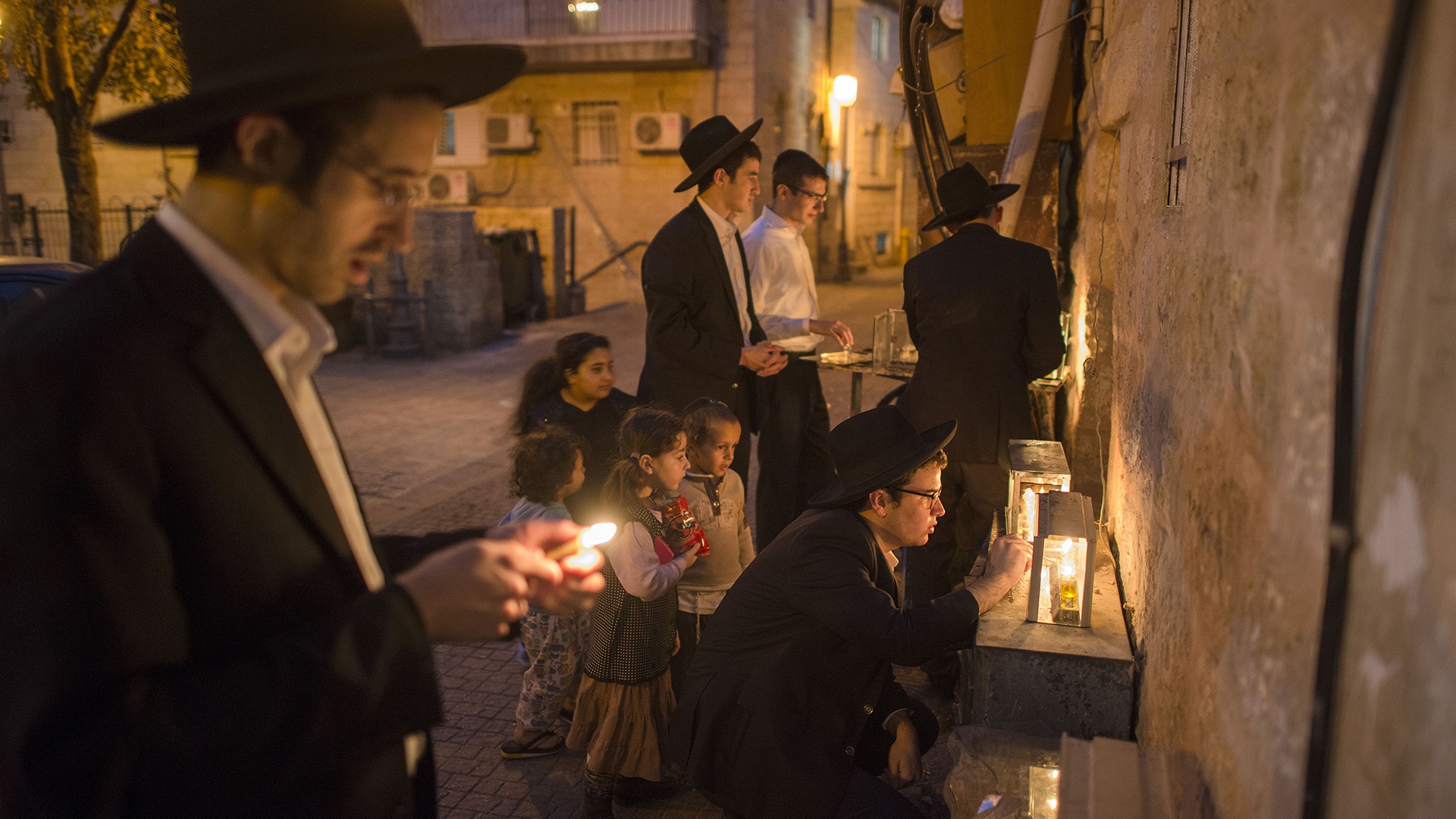 Juden halten Kerzen in der Hand