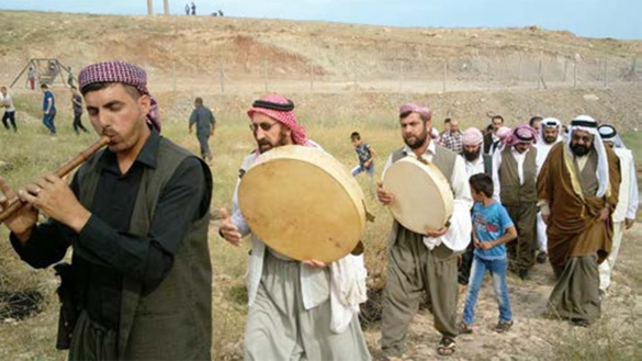 Eine Wanderung von Qawals durch eine jesidische Dorfgemeinschaft