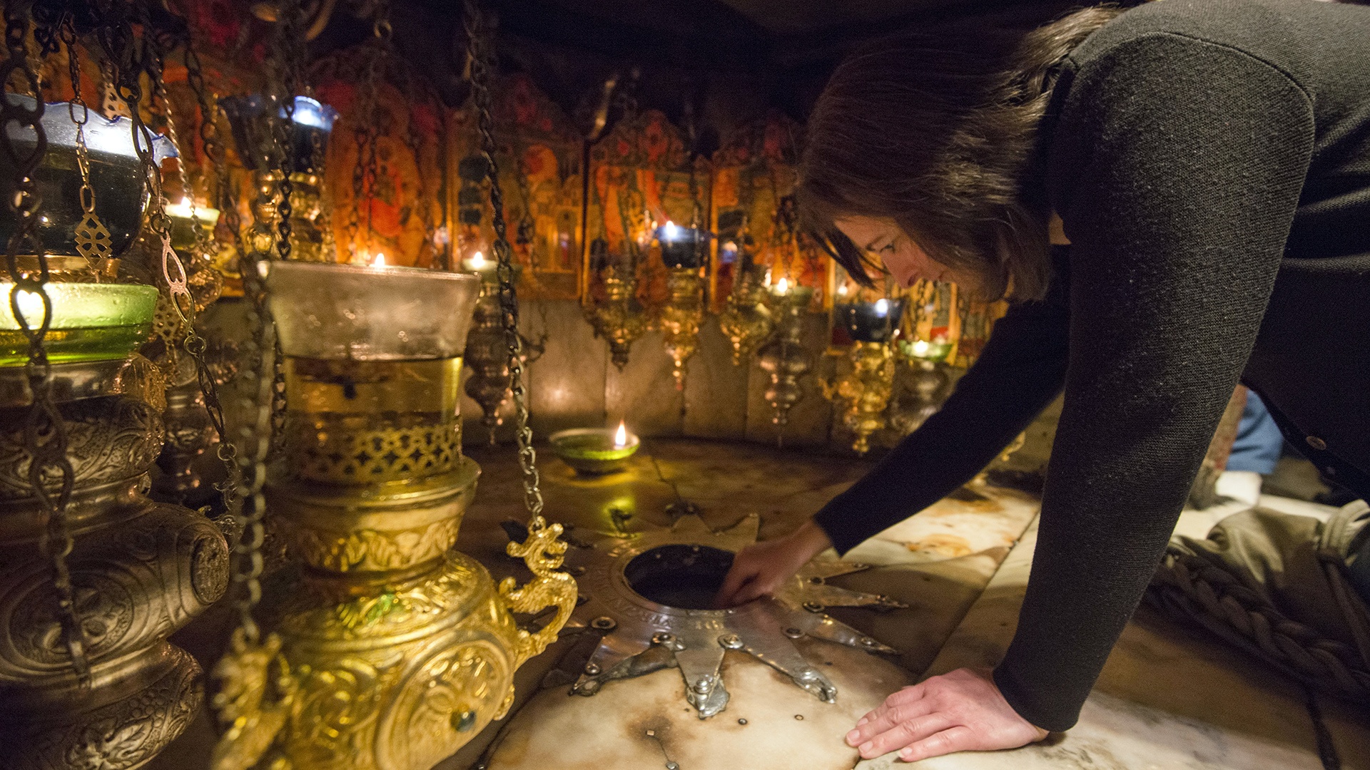 Frau betet in der Geburtsgrotte Jesu in Bethlehem