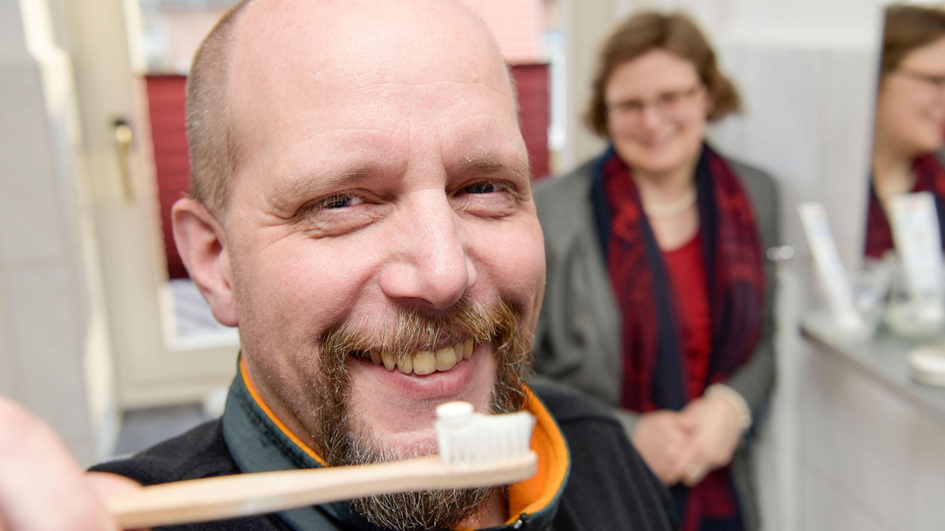 Martin hat eine Kautabletten auf seiner Zahnbürste liegen