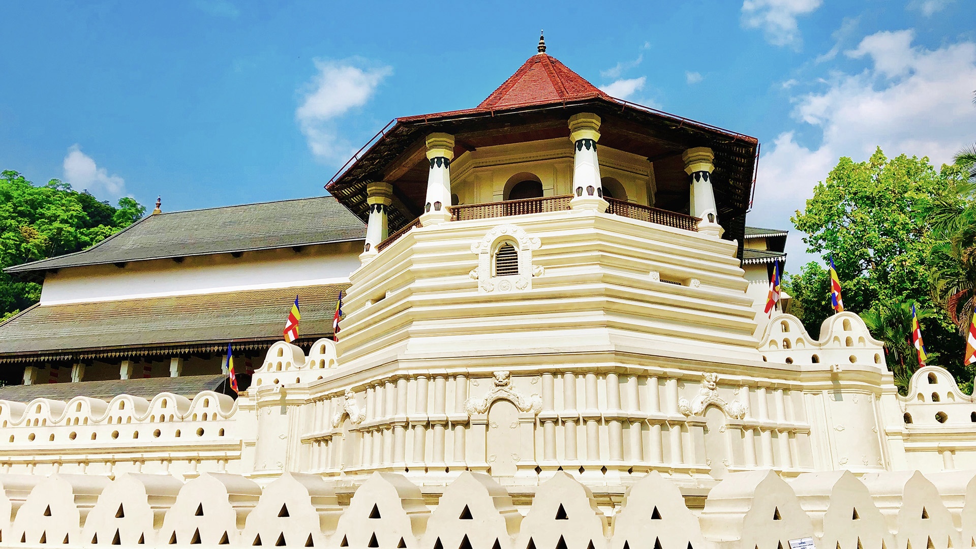 Außenansicht des Zahntempels in Kandy
