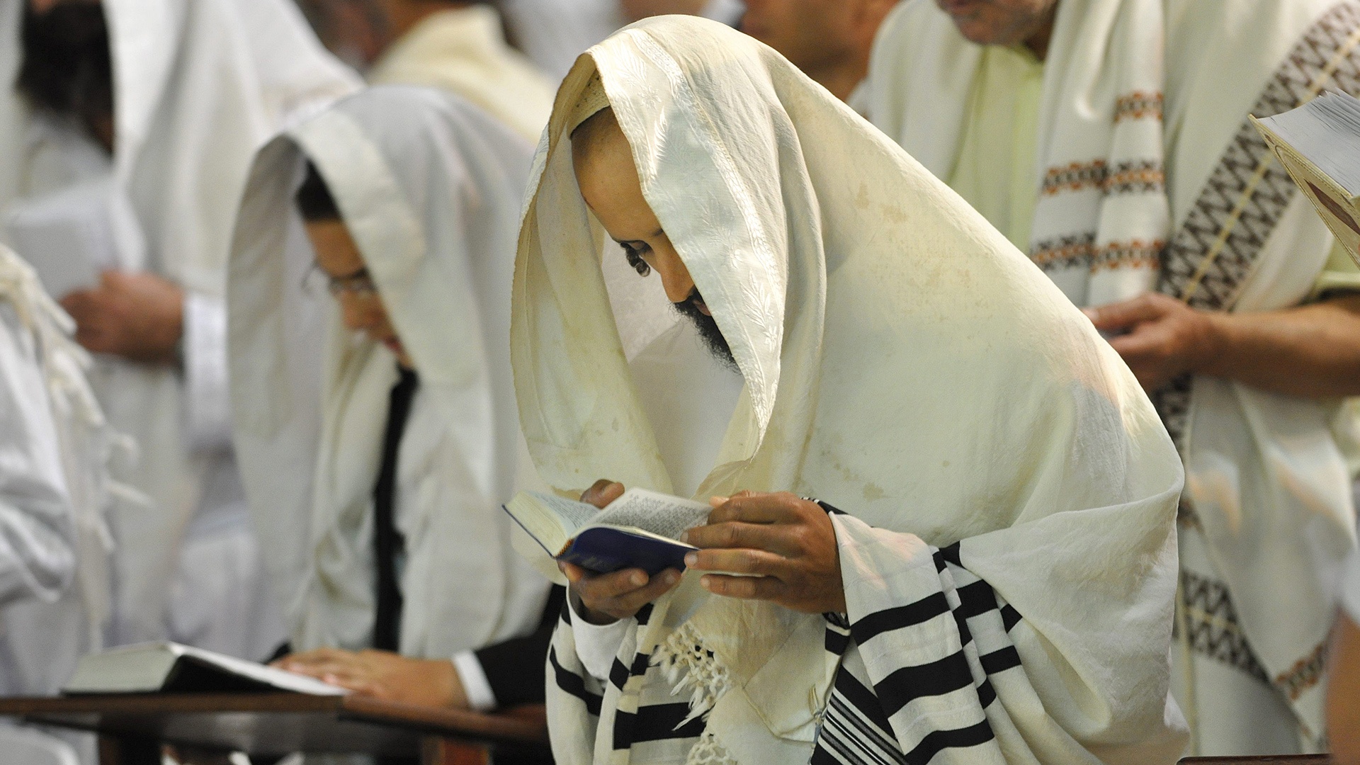 Orthodoxe Juden beten an Jom Kippur an der Klagemauer in Jerusalem