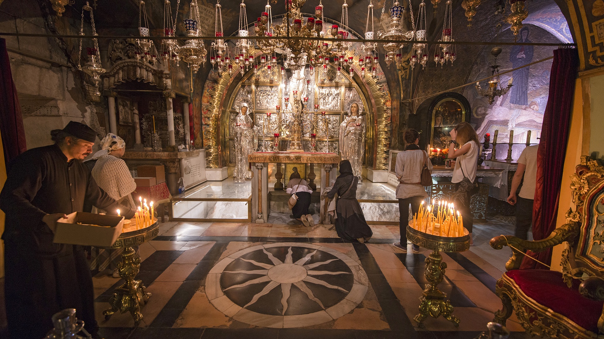 Gläubige beten in der Golgotakapelle