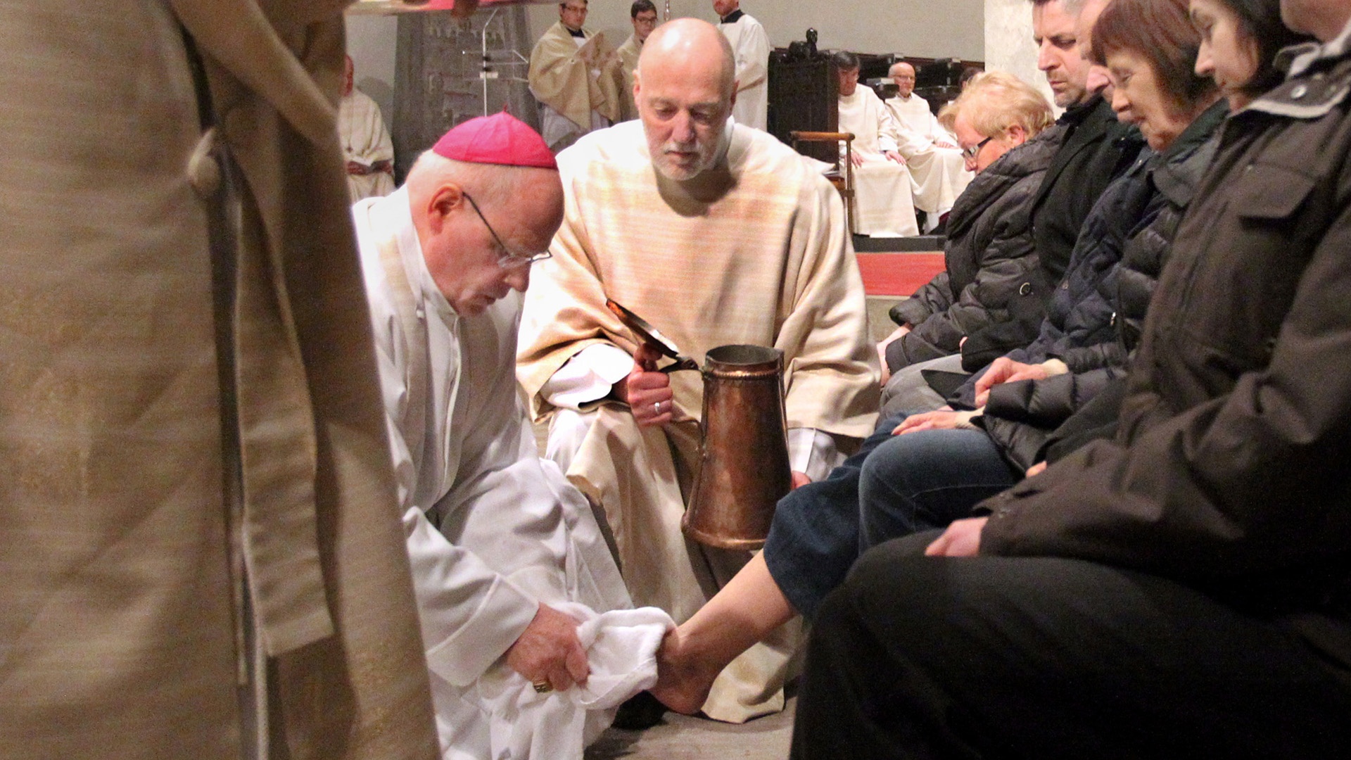 Traditionelle Fußwaschung im Augsburger Dom