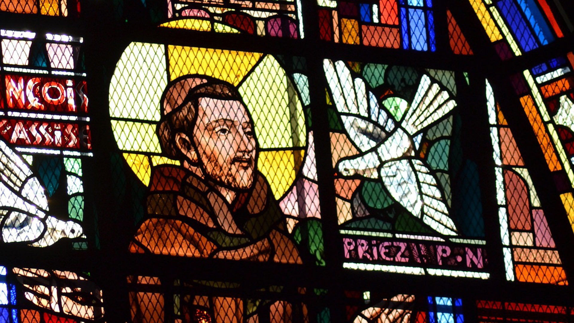 Buntes Kirchenfenster mit Franz von Assisi
