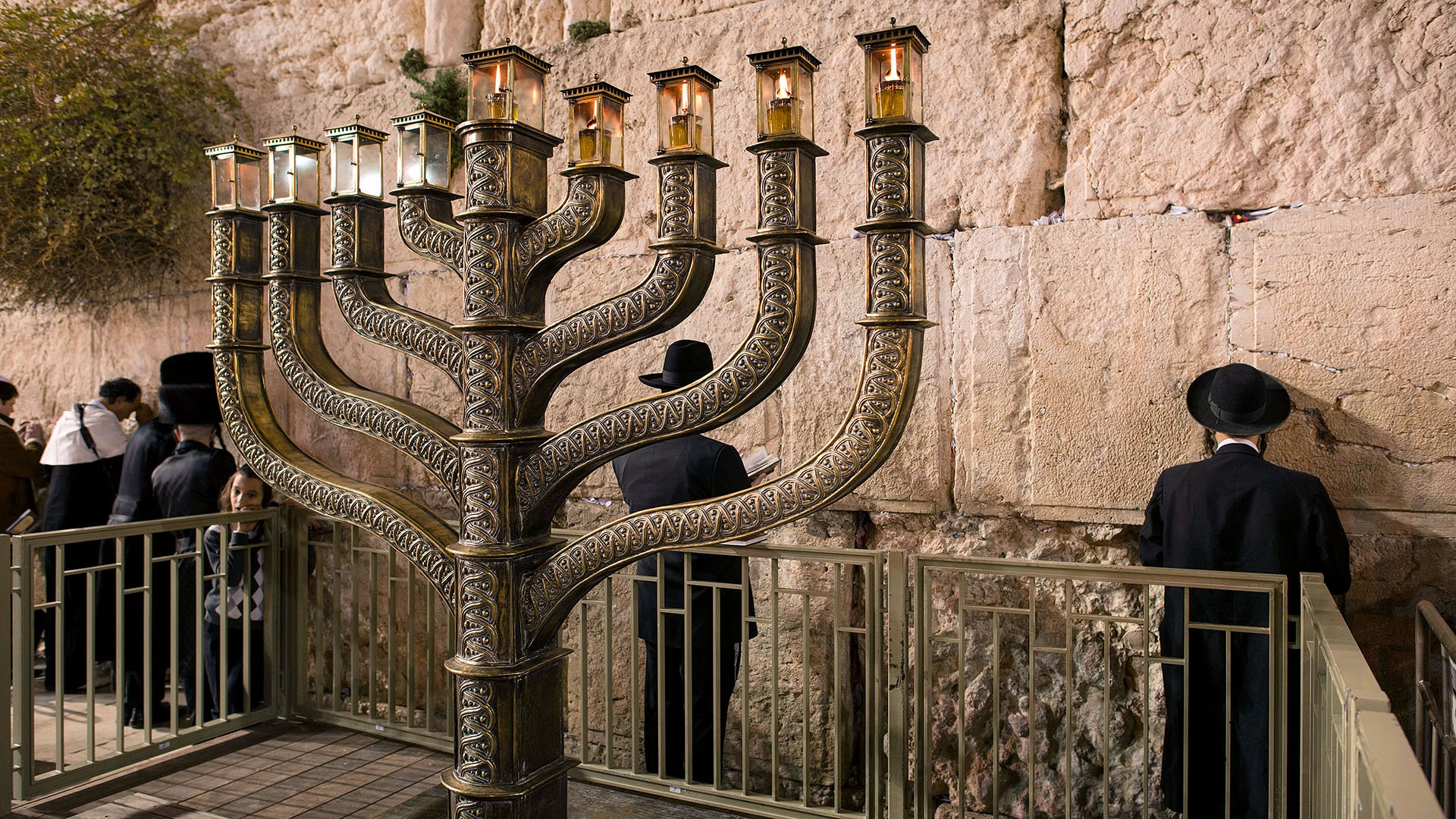 Orthodoxe Juden beten am Chanukka-Leuchter an der Klagemauer in Jerusalem