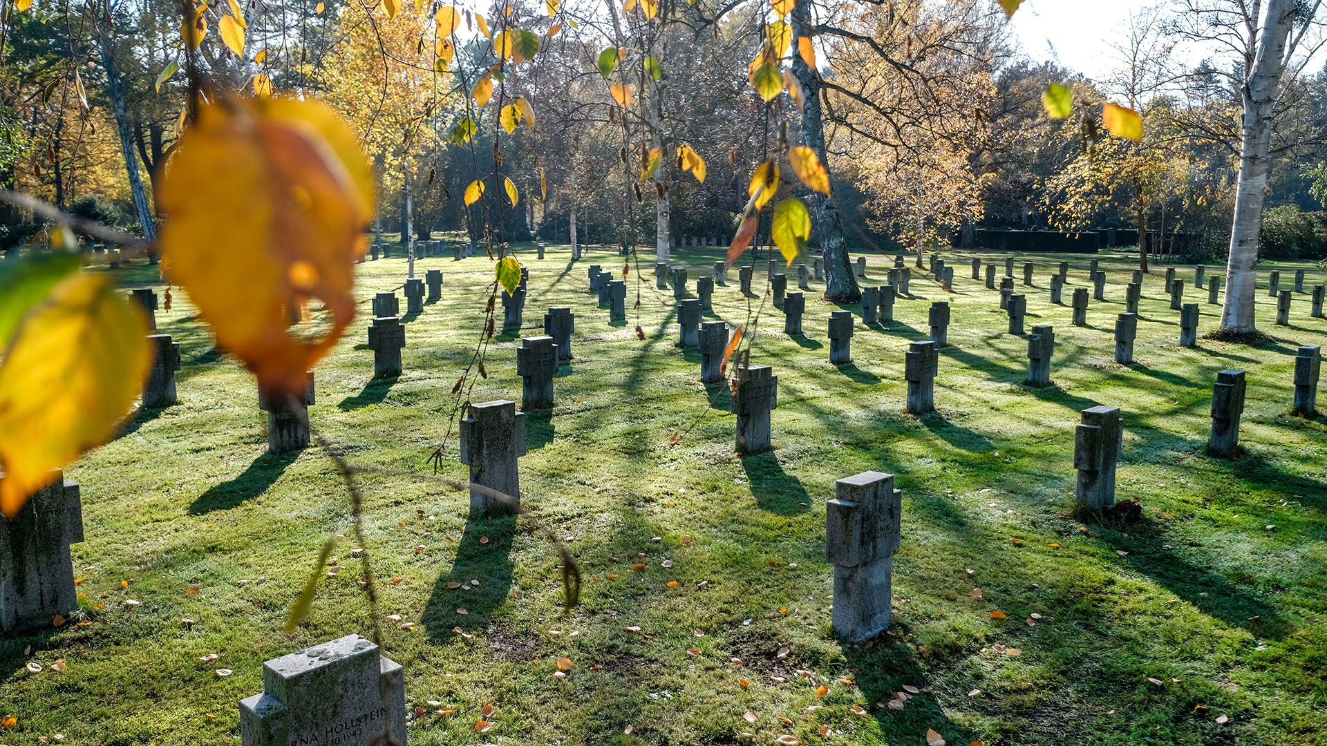 Friedhof mit Grabsteinen im Herbst