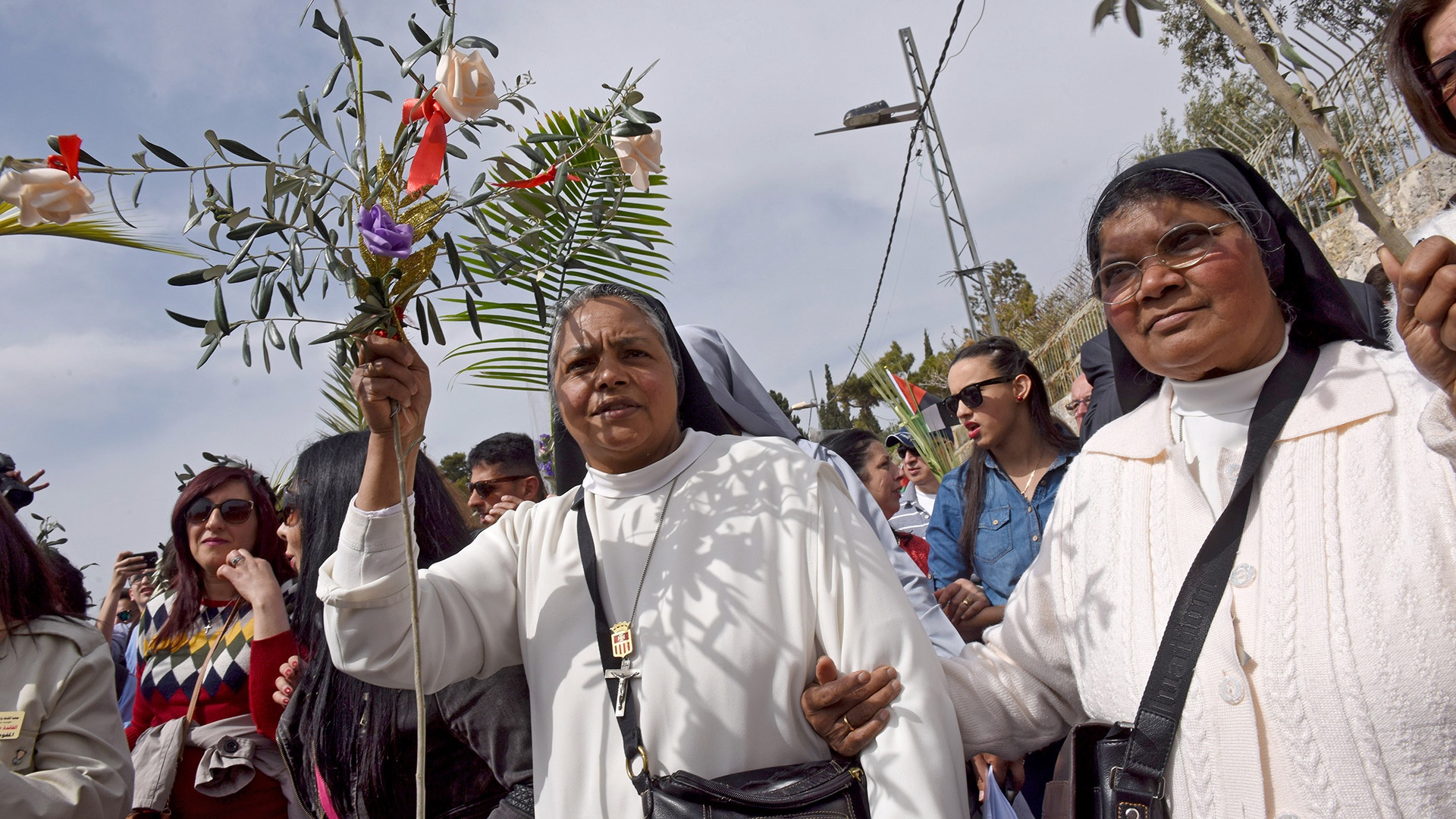 Katholische Ordensschwestern mit Olivenzweigen auf Ölberg in Jerusalem