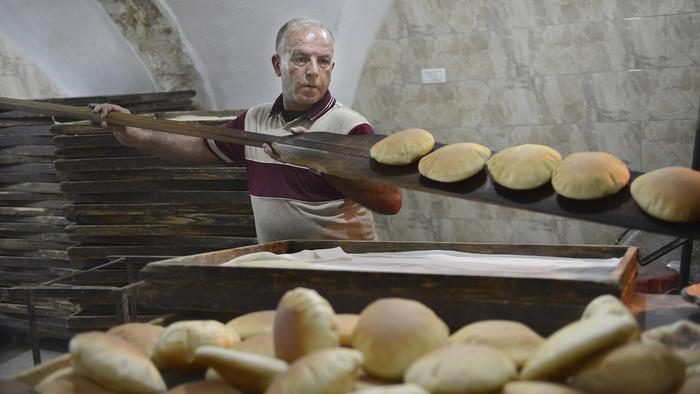 Ein Bäcker backt koscheres Brot.