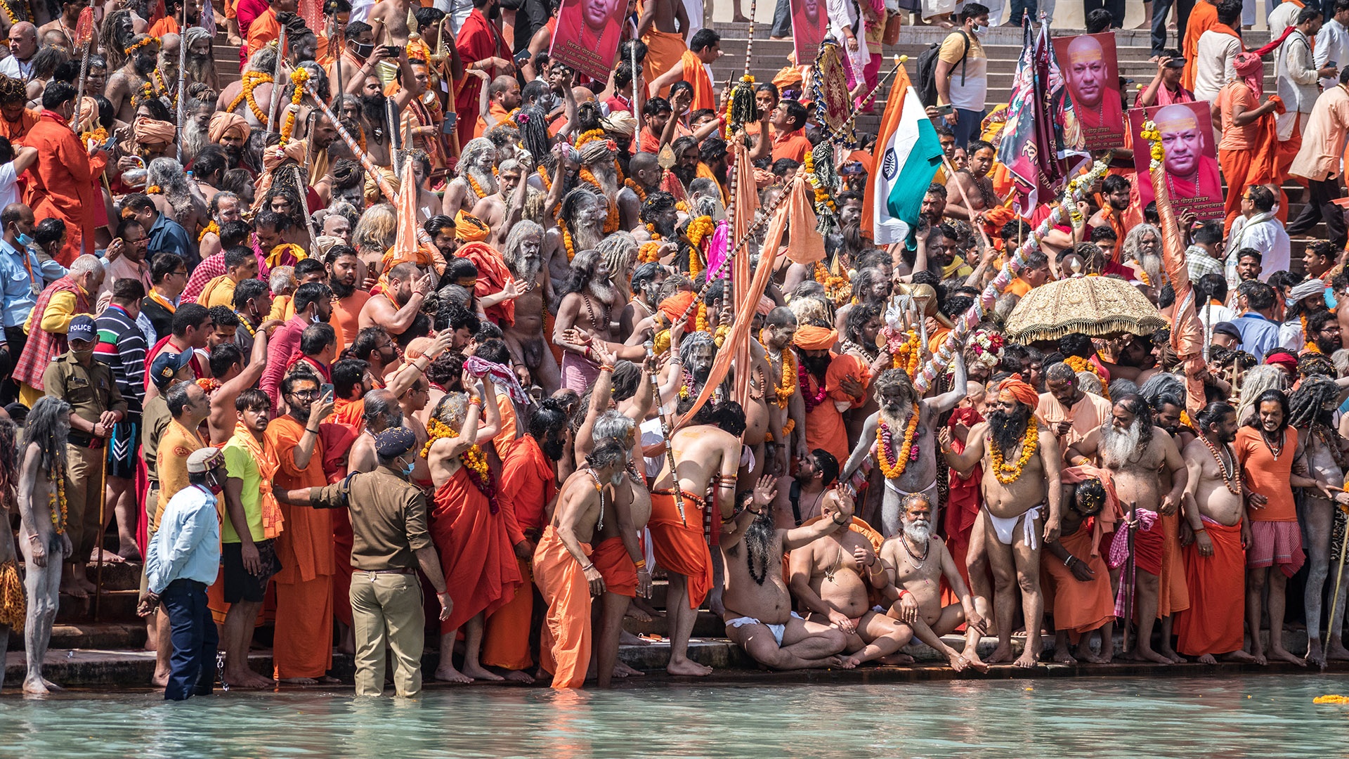 Gläubige versammeln sich zum Krugfest Kumbh Mela am Ganges