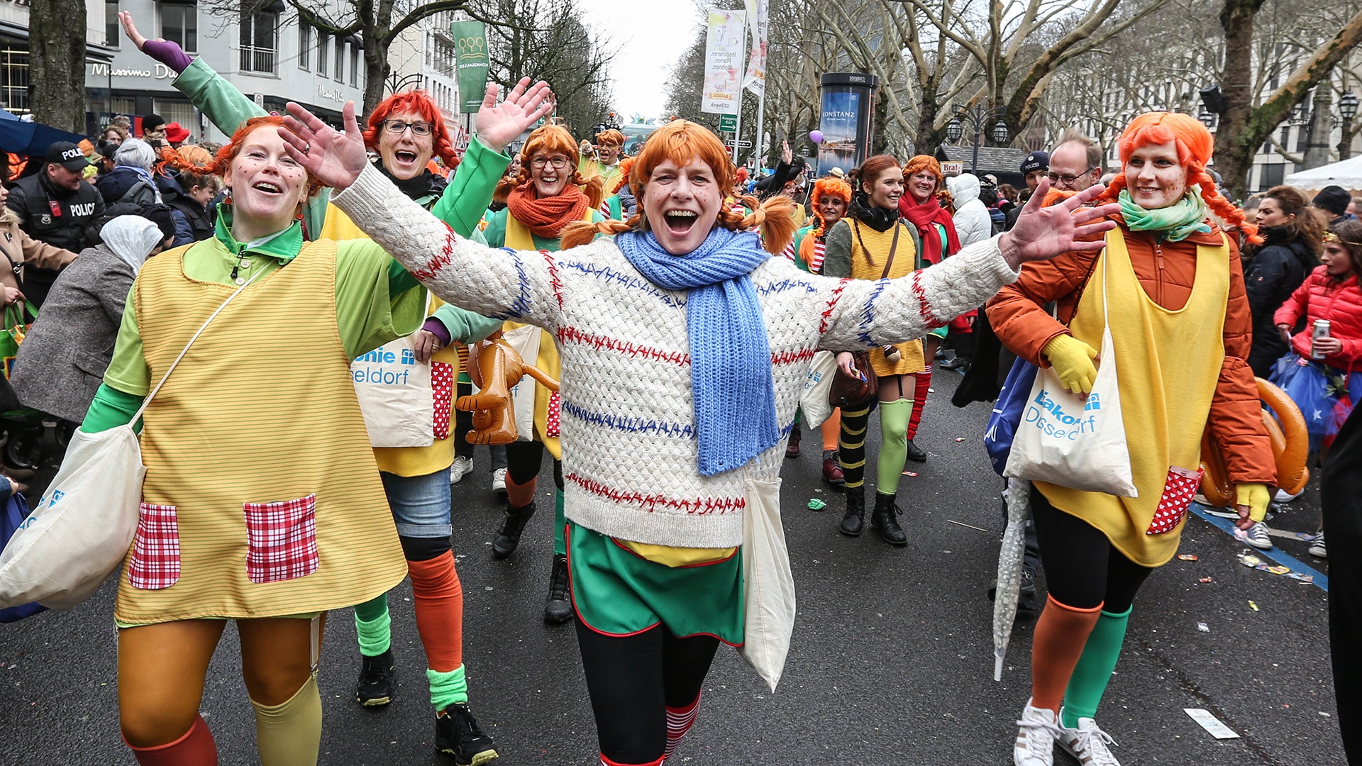 Rosenmontagsumzug in Düsseldorf mit verkleideten Närrinnen als Pippi Langstrumpf