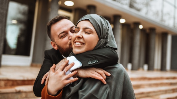 muslimisches Paar küsst sich