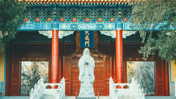 Konfuzius-Statue vor einem Tempel