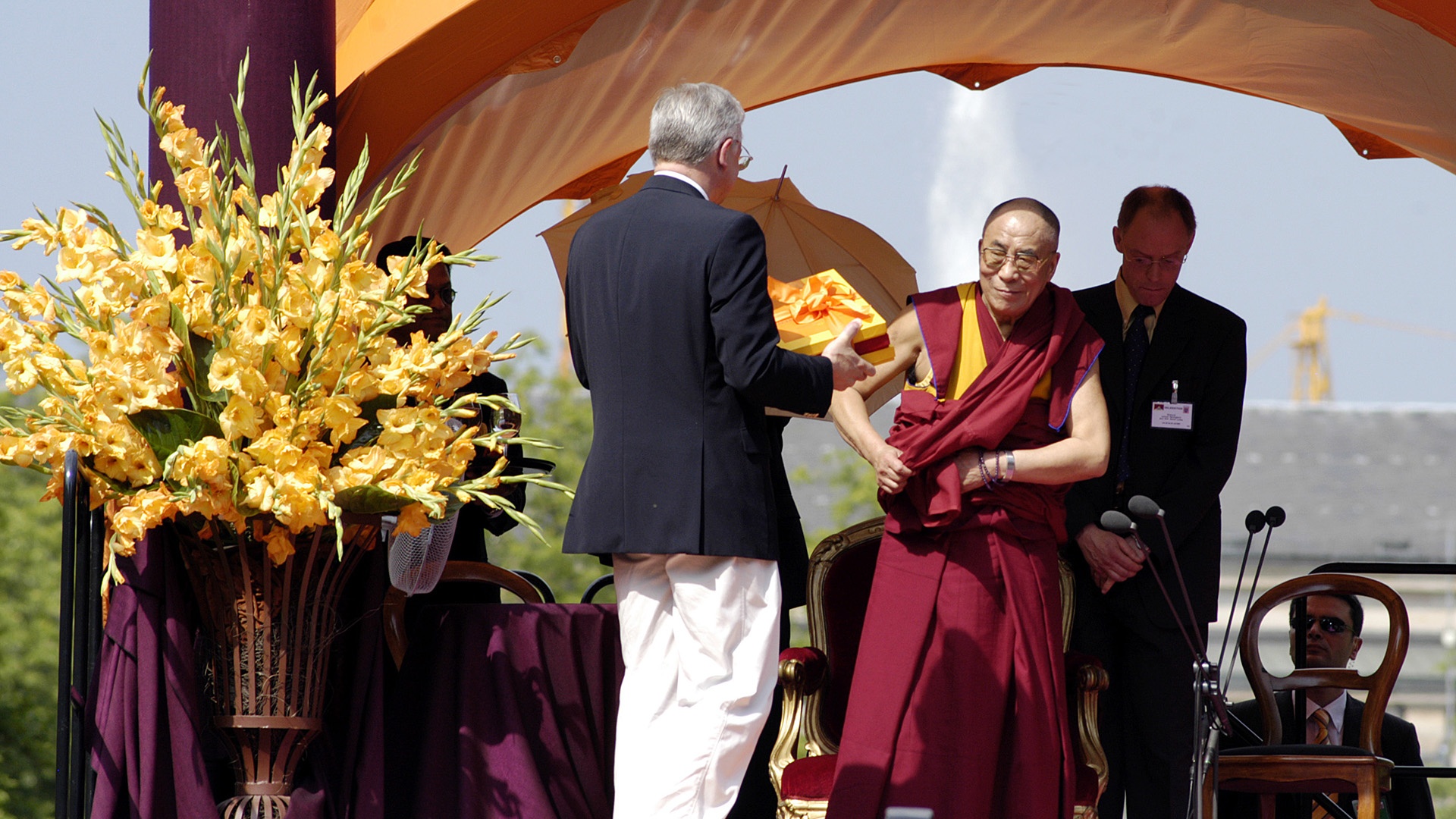 der Dalai Lama bekommt ein Geschenk zum 70. Geburtstag