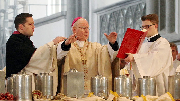 Bischof weiht die drei Heiligen Öle