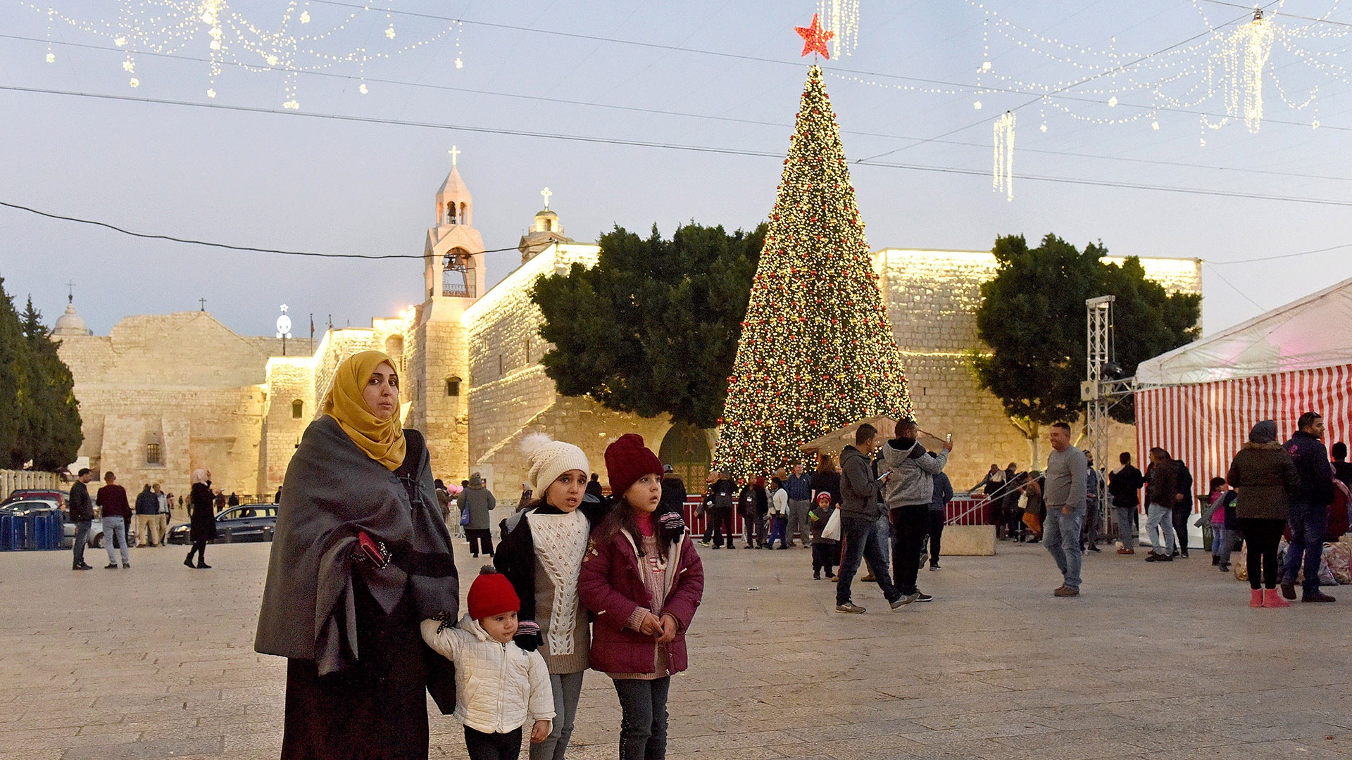 Weihnachtlich geschmückter Manger Square