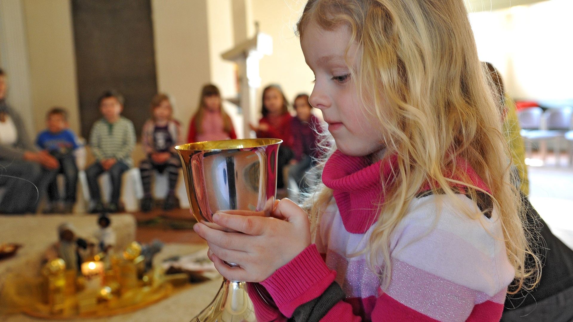 Mädchen hält einen Kelch beim Kindergottesdienst in Knesebeck 