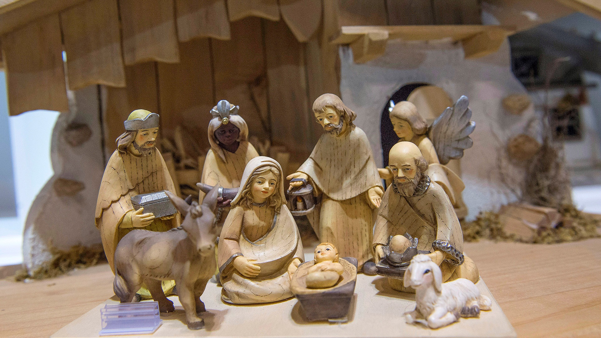Weihnachtskrippe mit Jesuskind, Maria, Josef und weiteren Figuren