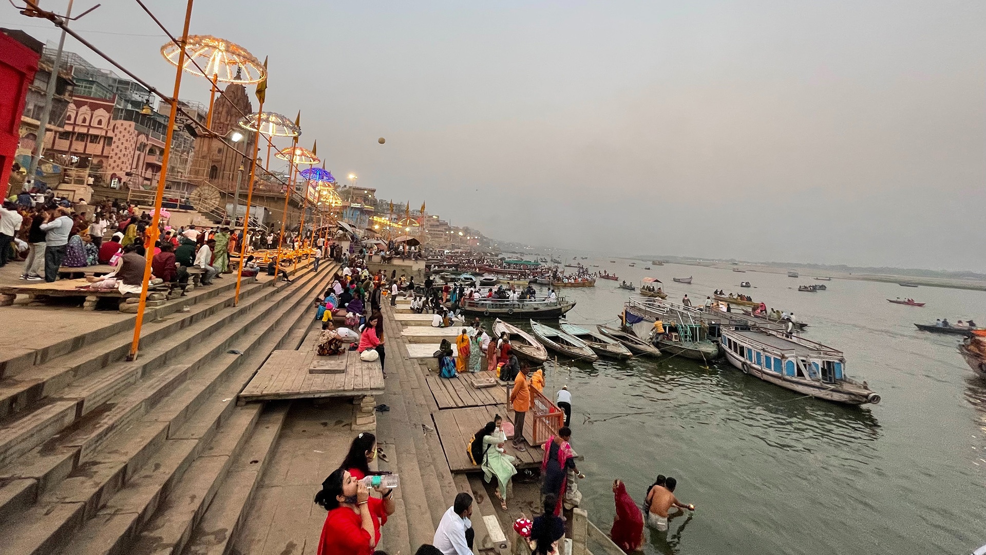Ufer der heiligen Stadt Benares am Ganges