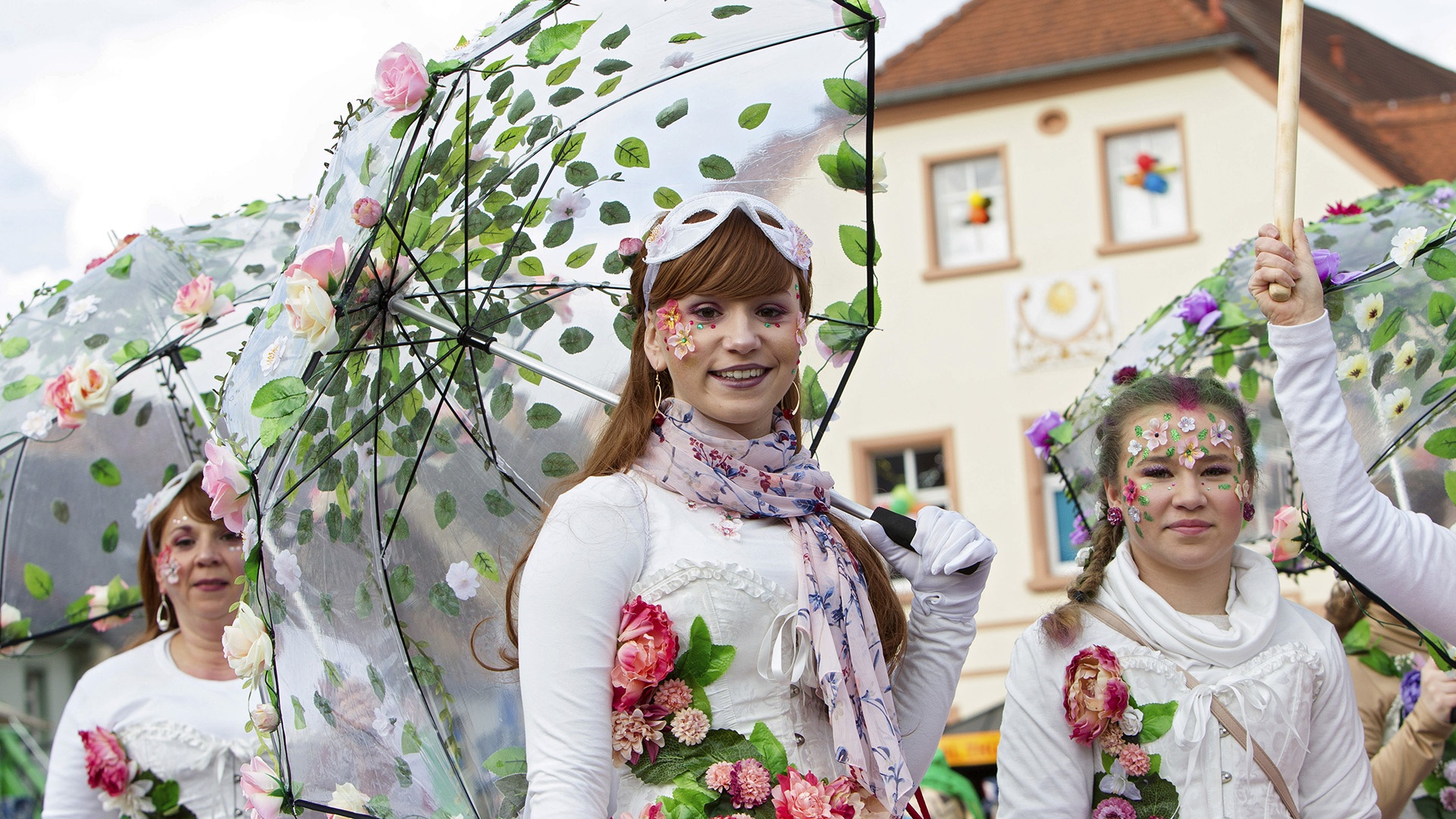 Verkleidete und geschminkte Junge Frauen und Mädchen mit Regenschirmen