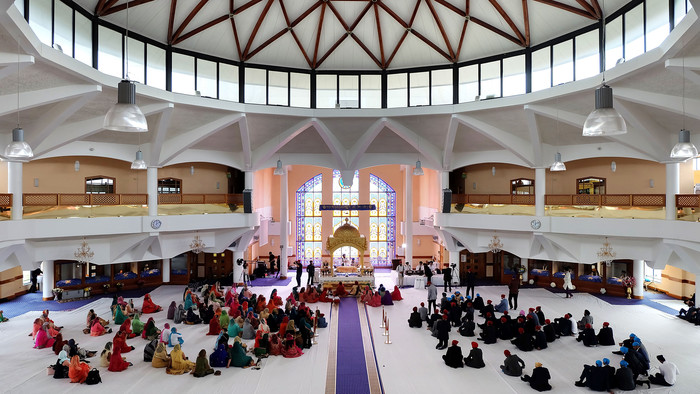 Blick auf eine Hochzeitsfeier im Inneren des Sri Guru Singh Sabha Sikh Tempels in Southall London. 