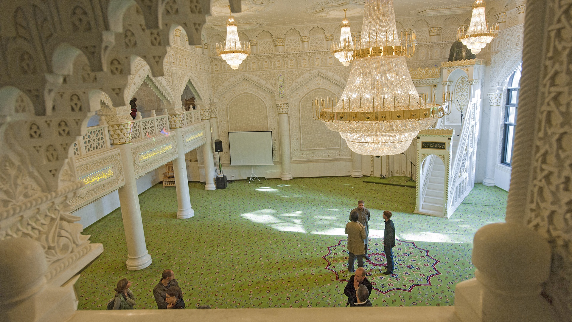 Besucher in der Neuen Moschee in Berlin Kreuzberg.