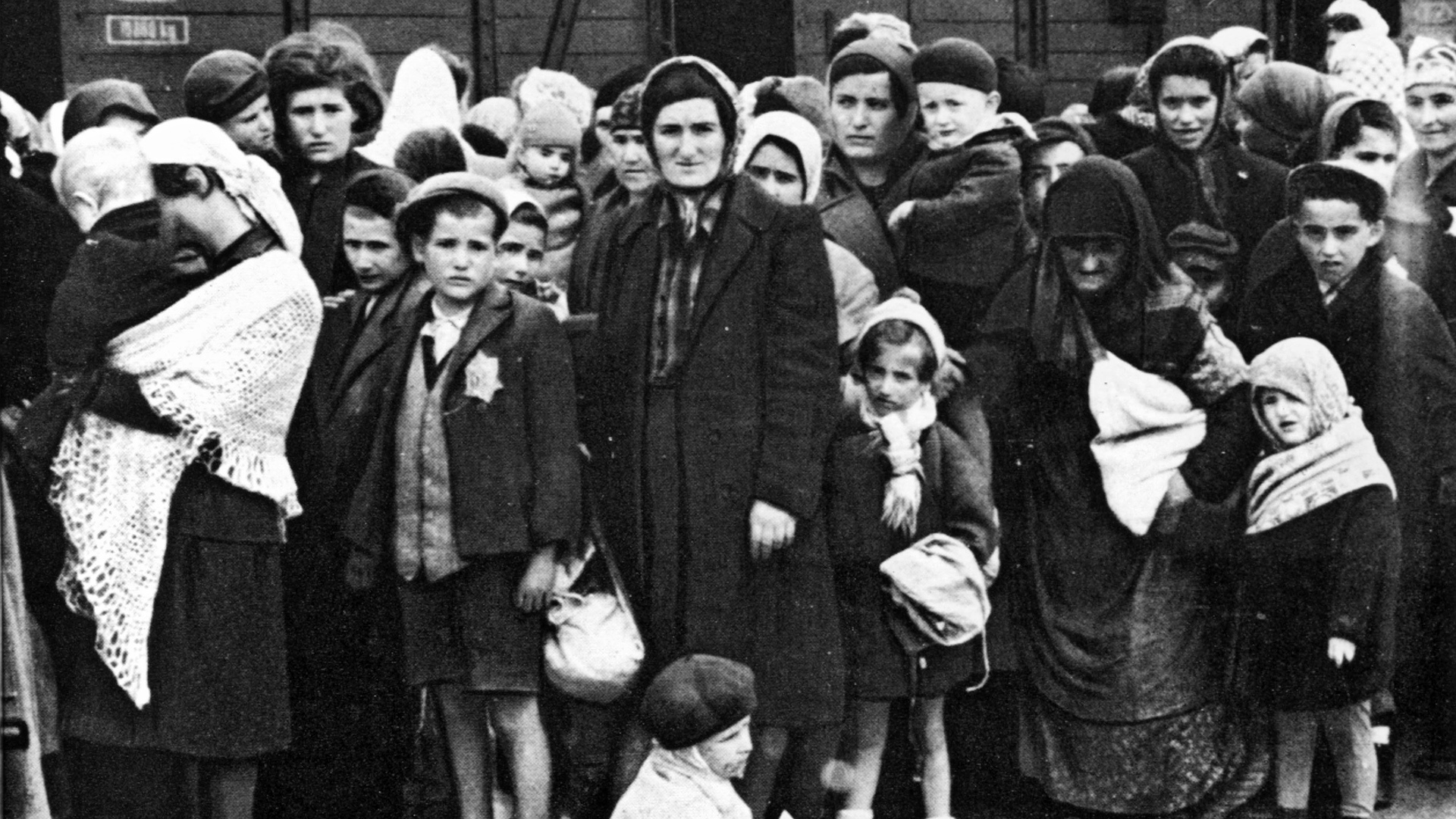 Schwarz-Weiß-Foto von ungarischen Juden im KZ Auschwitz
