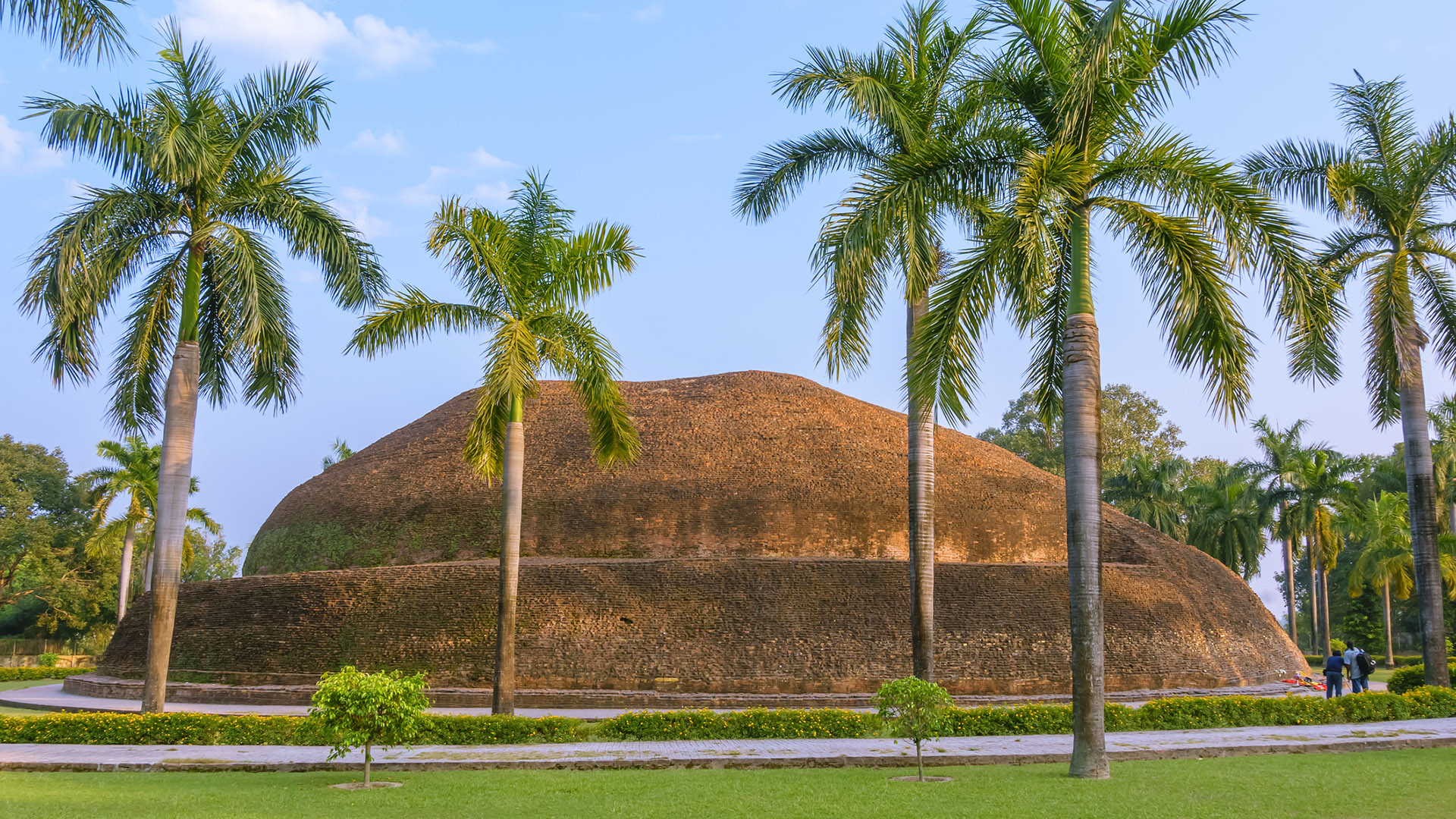 Ramabhar-Stupa umgeben von Palmen