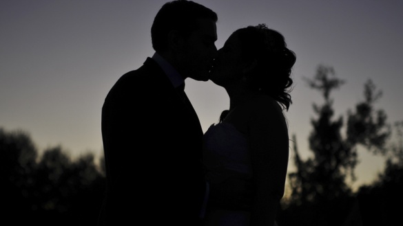 Silhouette eines Paares, das sich küsst.