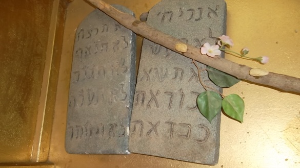 Gebotstafeln mit den zehn Geboten in hebräischer Schrift in einem Museum.