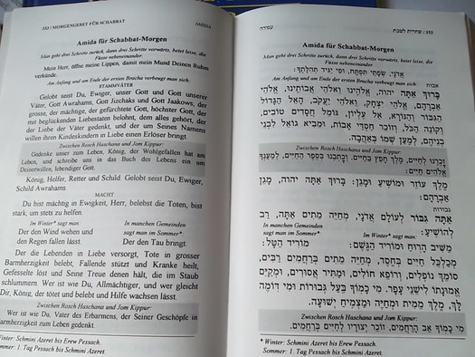 Aufgeschlagenes Buch mit einem hebräischen Gebet.