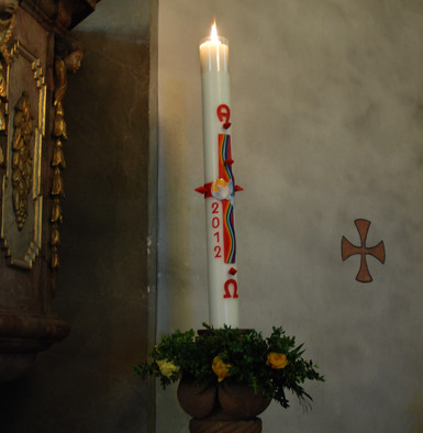Brennende Osterkerze in einer katholischen Kirche.