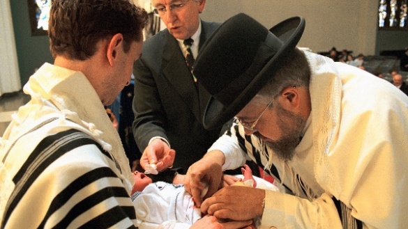Ein jüdischer Beschneider bei der Beschneidung eines jüdischen Jungen.