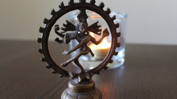 Statue des tanzenden Hindu-Gottes Shiva in einem Flammenrad.