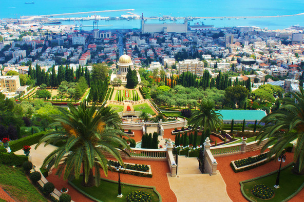 Blick auf die Terassen der Bahai-Gärten und den Schrein des Bab in Haifa.