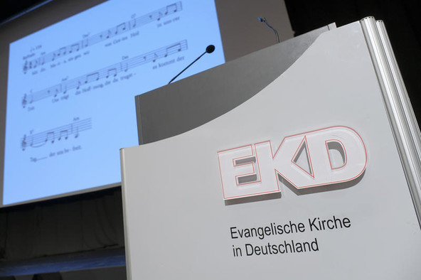 Rednerpult und an Videowand projizierter Liedtext bei der Synodentagung der Evangelischen Kirche in Deutschland (EKD) 2018