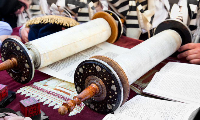 Jüdische Torarolle auf einem Lesepult in einer Synagoge.