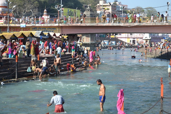 Menschen am und im indischen Fluß Ganges in der Stadt Haridwar.