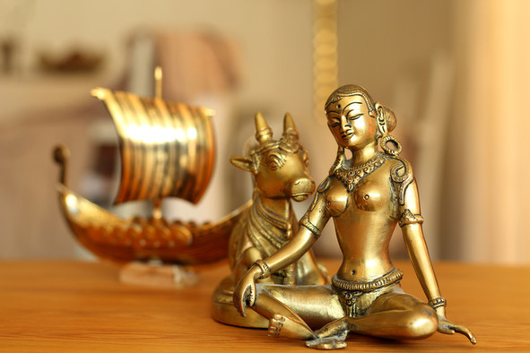 Goldene Statue der Göttin Parvati im Lotussitz.