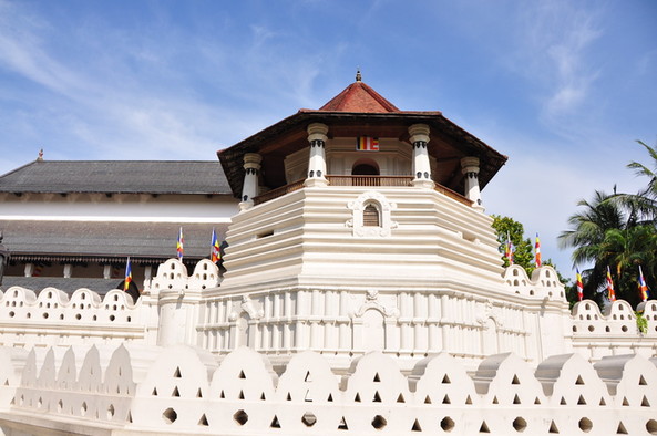 Weiße buddistische Pagode vor blauem Himmel in Kandy in Sri Lanka.