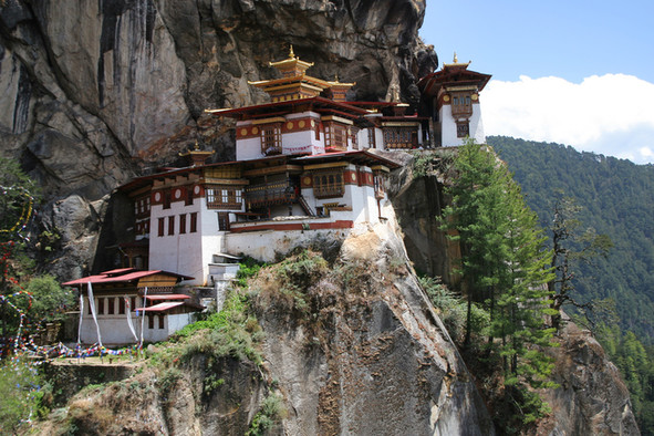 Blick auf das buddhistische Kloster Taktsang in den Bergen des Königreiches Bhutan. Das Kloster heißt auf Tigernest.