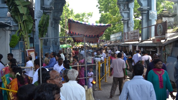 Hindus an Ganeshas Geburtstag an einem Tempeleingang.