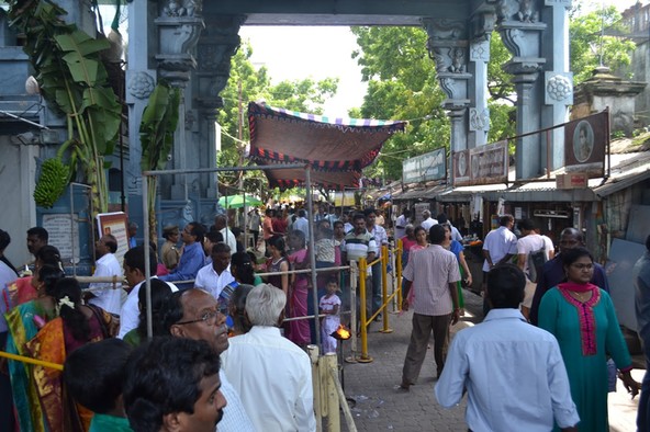 Hindus an Ganeshas Geburtstag an einem Tempeleingang.