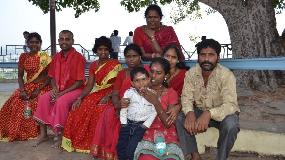 Gruppenbild einer indischen Familie in roten Gewändern.