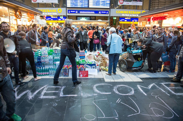 Auf dem Bahnhof in Frankfurt am Main werden Flüchtlinge von Bürgern willkommen geheißen.