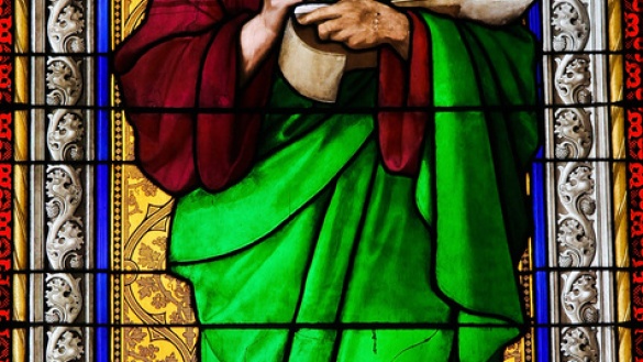 Ein buntes Kirchenfenster im Kölner Dom, das den Propheten Hesekiel zeigt.