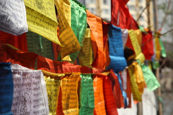 Buddhistische Gebetsfahnen in weiß, rot, gelb, orange, rot, grün und blau. 