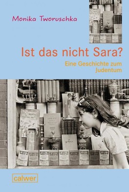 Buchcover "Ist das nicht Sara?" von Monika Tworuschka zu sehen ist ein Schwarz-Weiß-Fotos mit einem Mädchen vor einem Schaufenster